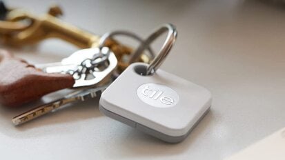 Keyring with white tile tracker