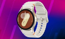 Samsung Galaxy Watch 7 40mm in silver on a purple gradient / patterned background